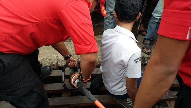 Kaki Siswa SMP ini Terjepit 30 Menit di Gorong-gorong