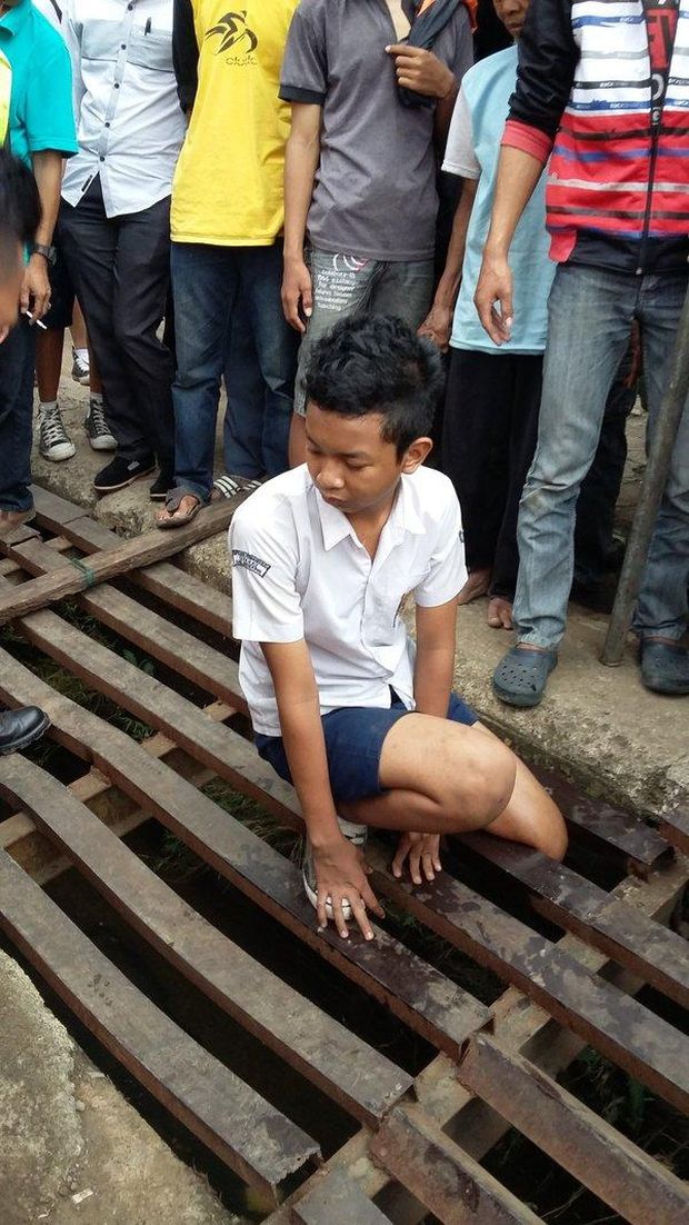 Kaki Siswa SMP ini Terjepit 30 Menit di Gorong-gorong