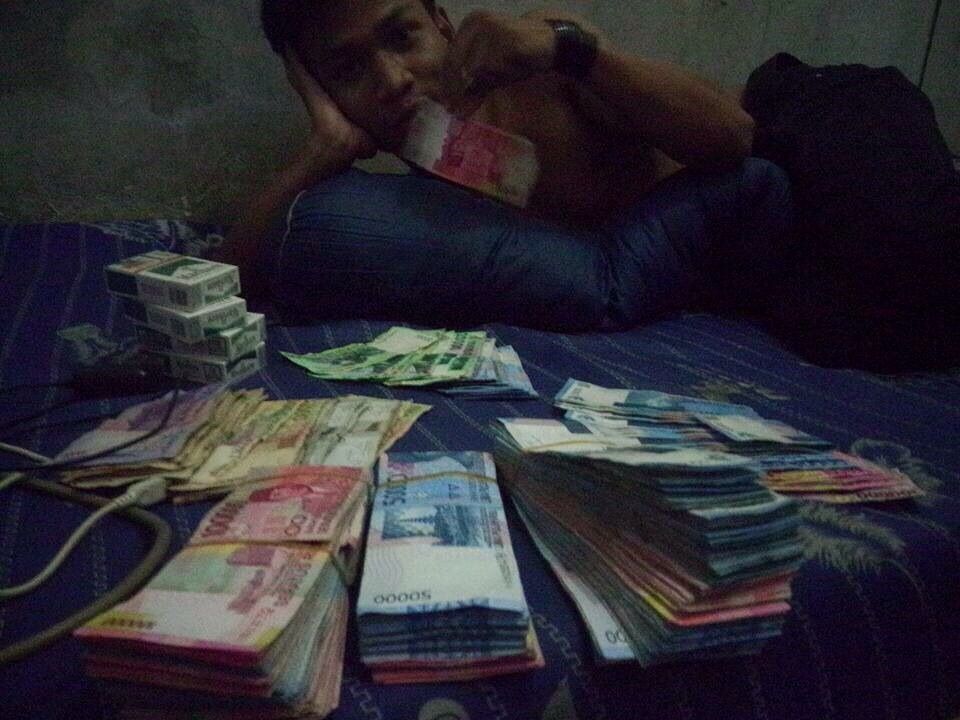 Perampok Mini Market ini SELFIE Dengan Uang Hasil Kejahatan