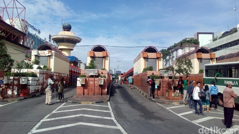 Kendaraan Sampah Bernama Metro Mini !