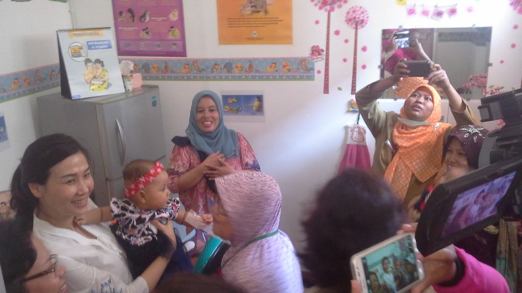 Ahok Laris Diajak Selfi Ibu-ibu Rusun Pulogebang