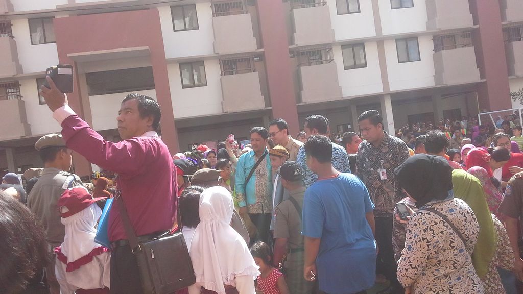 Ahok Laris Diajak Selfi Ibu-ibu Rusun Pulogebang
