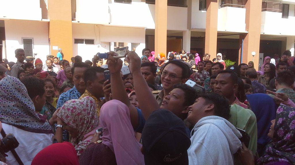 Ahok Laris Diajak Selfi Ibu-ibu Rusun Pulogebang