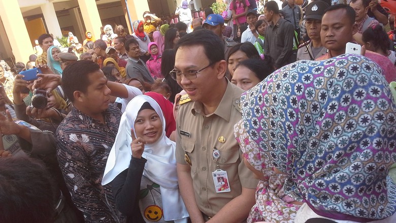 Ahok Laris Diajak Selfi Ibu-ibu Rusun Pulogebang