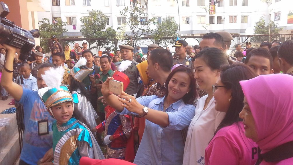 Ahok Laris Diajak Selfi Ibu-ibu Rusun Pulogebang
