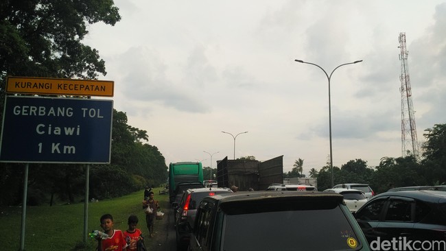 Seperti inilah macet jelang liburan Natal dan akhir tahun di jalan tol! 