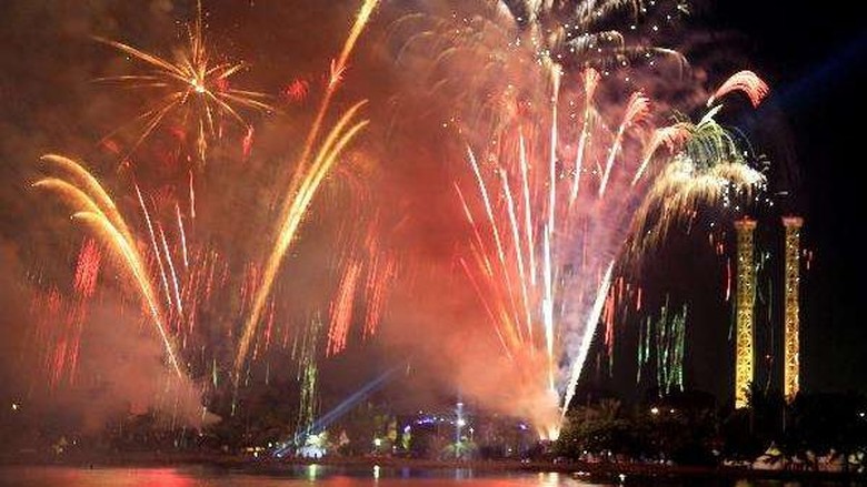 Indahnya Kembang Api Perayaan Tahun Baru 2016 di Berbagai Tempat