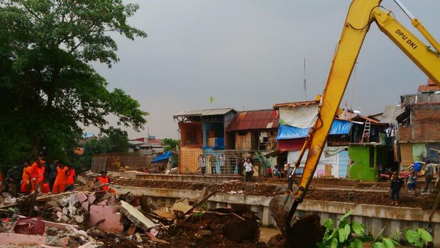 Puluhan Rumah di Bantaran Ciliwung di RW 10 Bukit Duri Ditertibkan