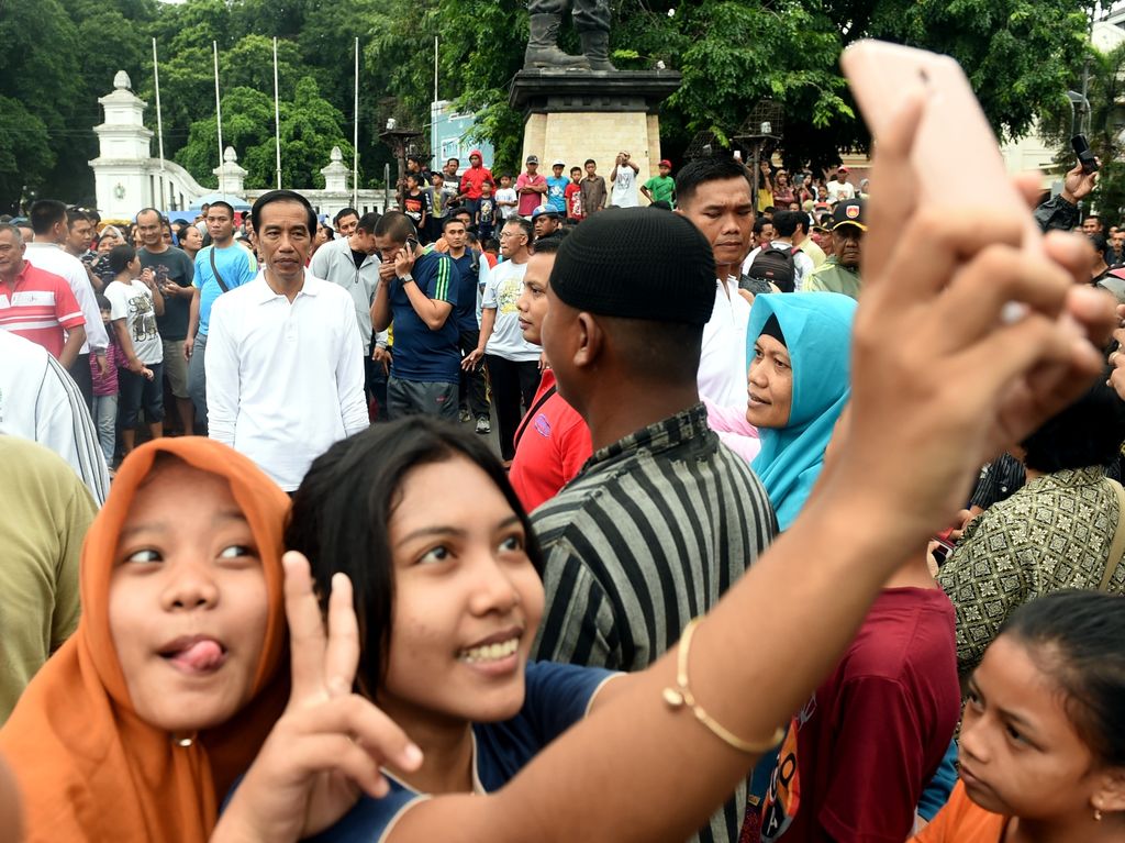 cekrek!upload...Hadiri Car Free Day di Solo, Jokowi Akrab Berbaur dengan Ribuan Warga