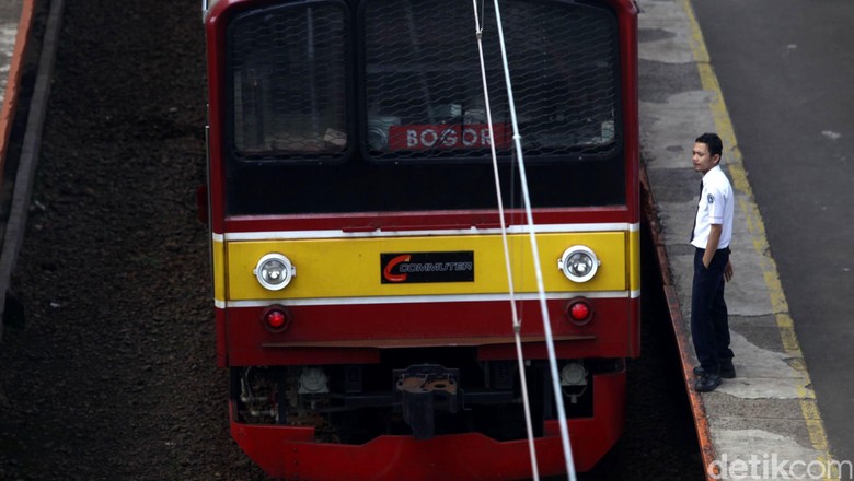 Mobil Tertabrak KRL di Perlintasan Cilebut Bogor