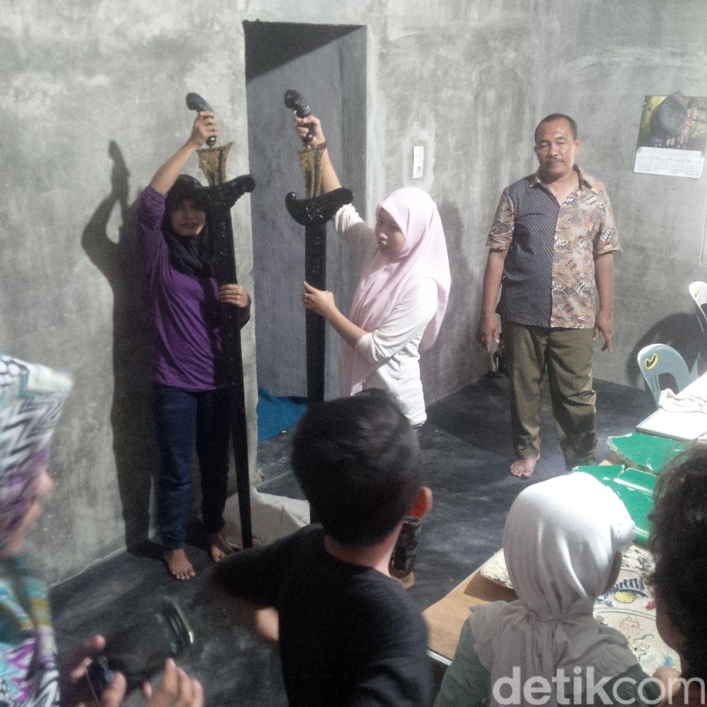 Banyak Orang Tonton Jenglot dan Keris Raksasa, Uang Sumbangan Sehari Capai 600rb