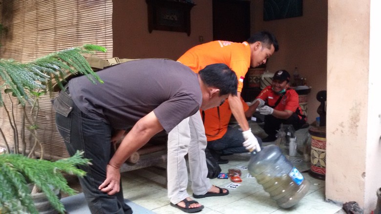 &#91;Polosan&#93; Polisi Temukan Obat Nyamuk Cair dan Segalon Perasa Salak