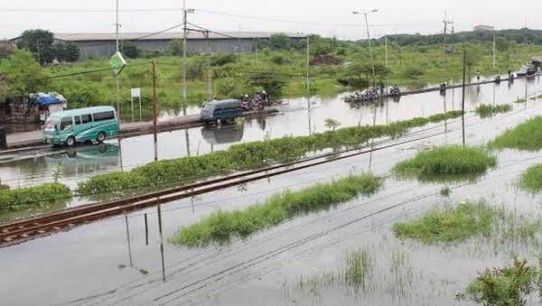 Banjir 1 Meter, Raya Porong Ditutup Total