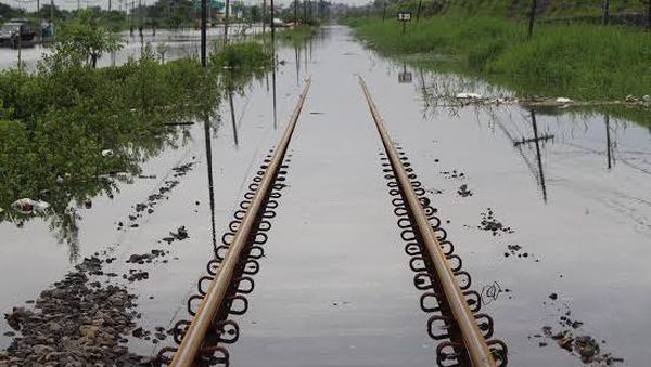 Banjir 1 Meter, Raya Porong Ditutup Total