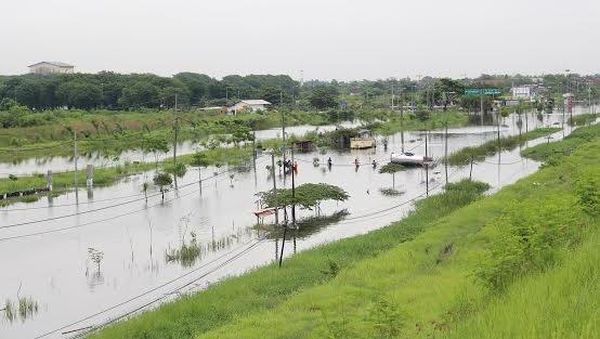 Banjir 1 Meter, Raya Porong Ditutup Total