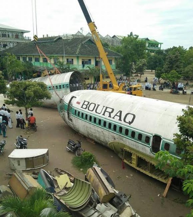 Ada Bouraq Nangkring di Depan Pondok Pesantren di Lamongan