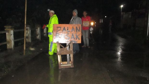 Diguyur Hujan Deras, Jembatan Serong di Depok Ambles