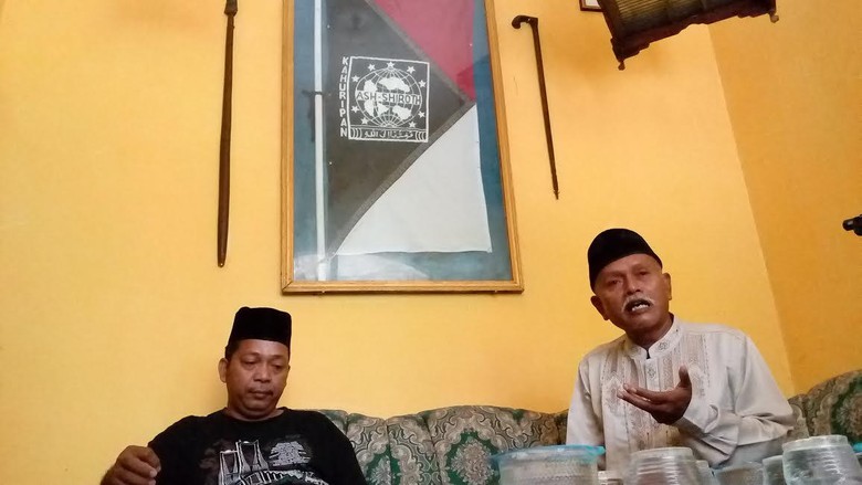 Ada-ada Saja, Nabi Isa van Jombang ini Taruh Gambar Semar dan Batu Besar di 'Masjid'