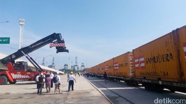Rizal Ramli Pantau Uji Coba Kereta Barang Pelabuhan Priok