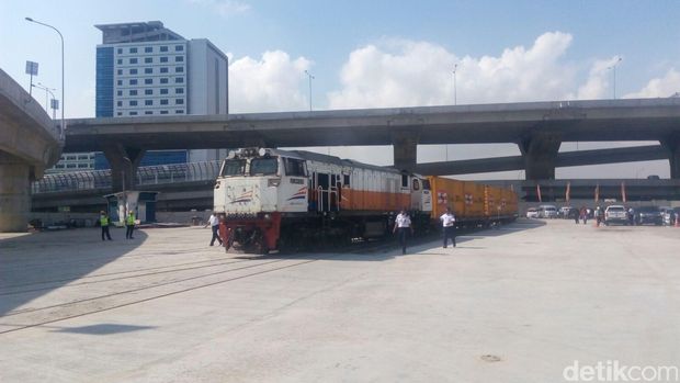 Rizal Ramli Pantau Uji Coba Kereta Barang Pelabuhan Priok