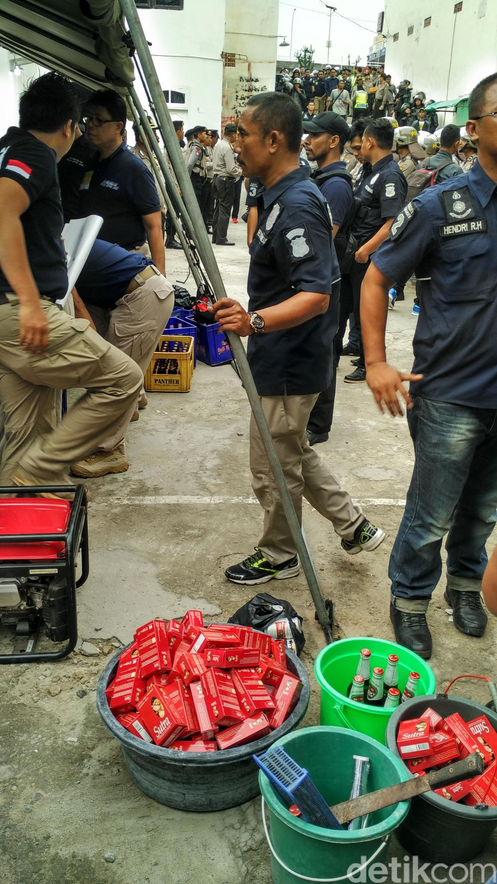 Penemuan di Kafe Kalijodo Mulai dari 2 Ember Kondom hingga Poster Wanita Bugil