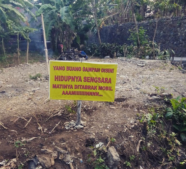 Ngakak banget gan, Spanduk kutukan bagi orang yang suka buang sampah sembarangan