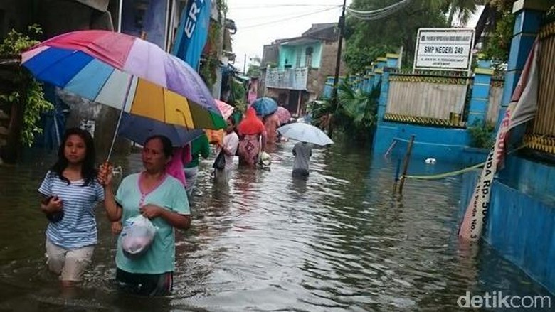 Akhirnyaa.. Kali Semongol Meluap, 5 RW di Cengkareng Barat Terendam Banjir