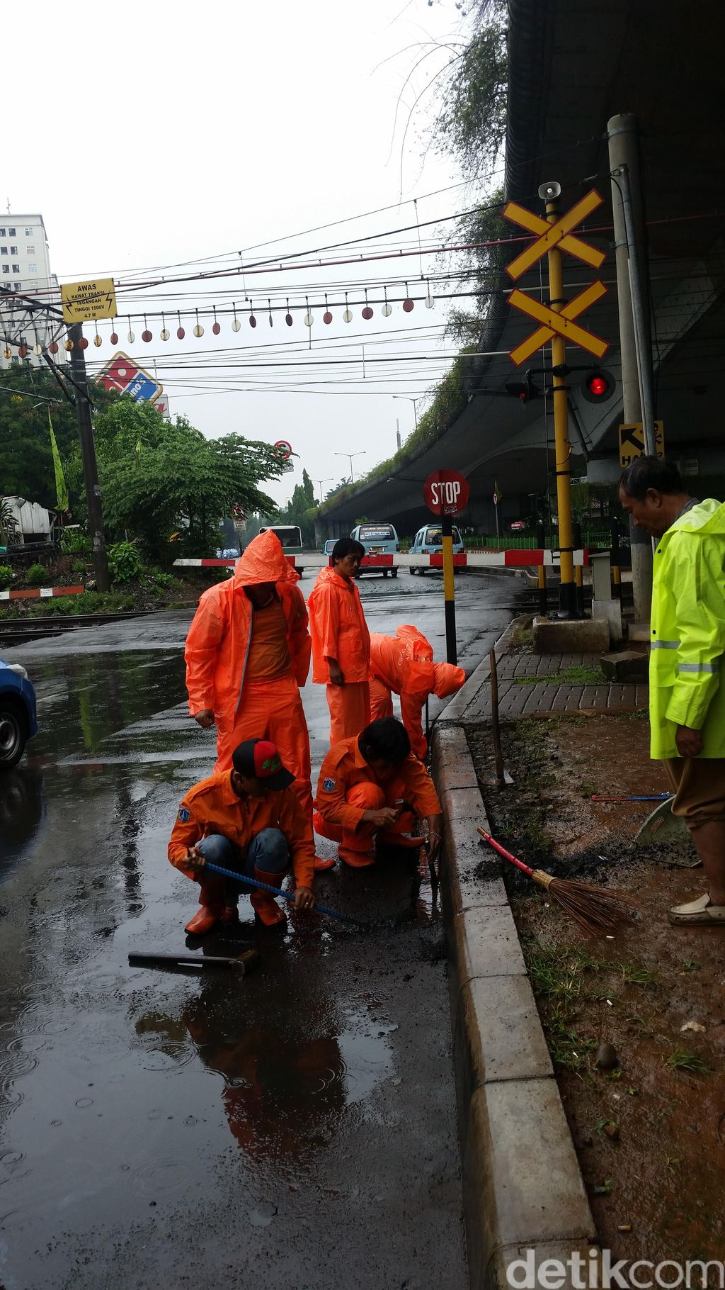 Sigapnya 'Pasukan Oranye' Hilangkan Genangan Air di Kalibata