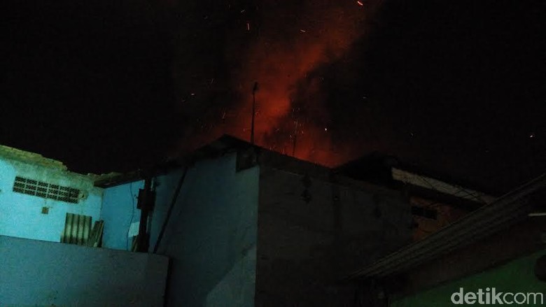 Ada Api Membumbung dari Tengah Permukiman di Kalijodo