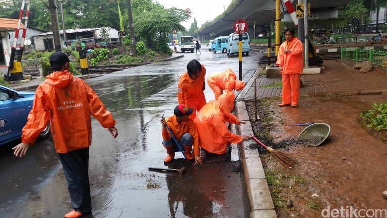 Sigapnya 'Pasukan Oranye' Hilangkan Genangan Air di Kalibata