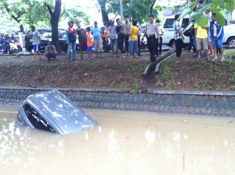Grand Livina yang Disopiri Ibu Ini Nyemplung ke Kali di Tangerang