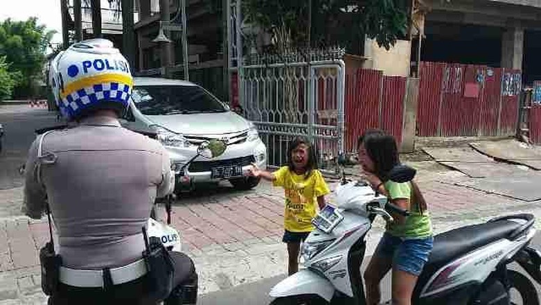 2 Bocah Usia 7 dan 9 Tahun yang Bawa Motor ini Nangis Saat Disetop Polisi