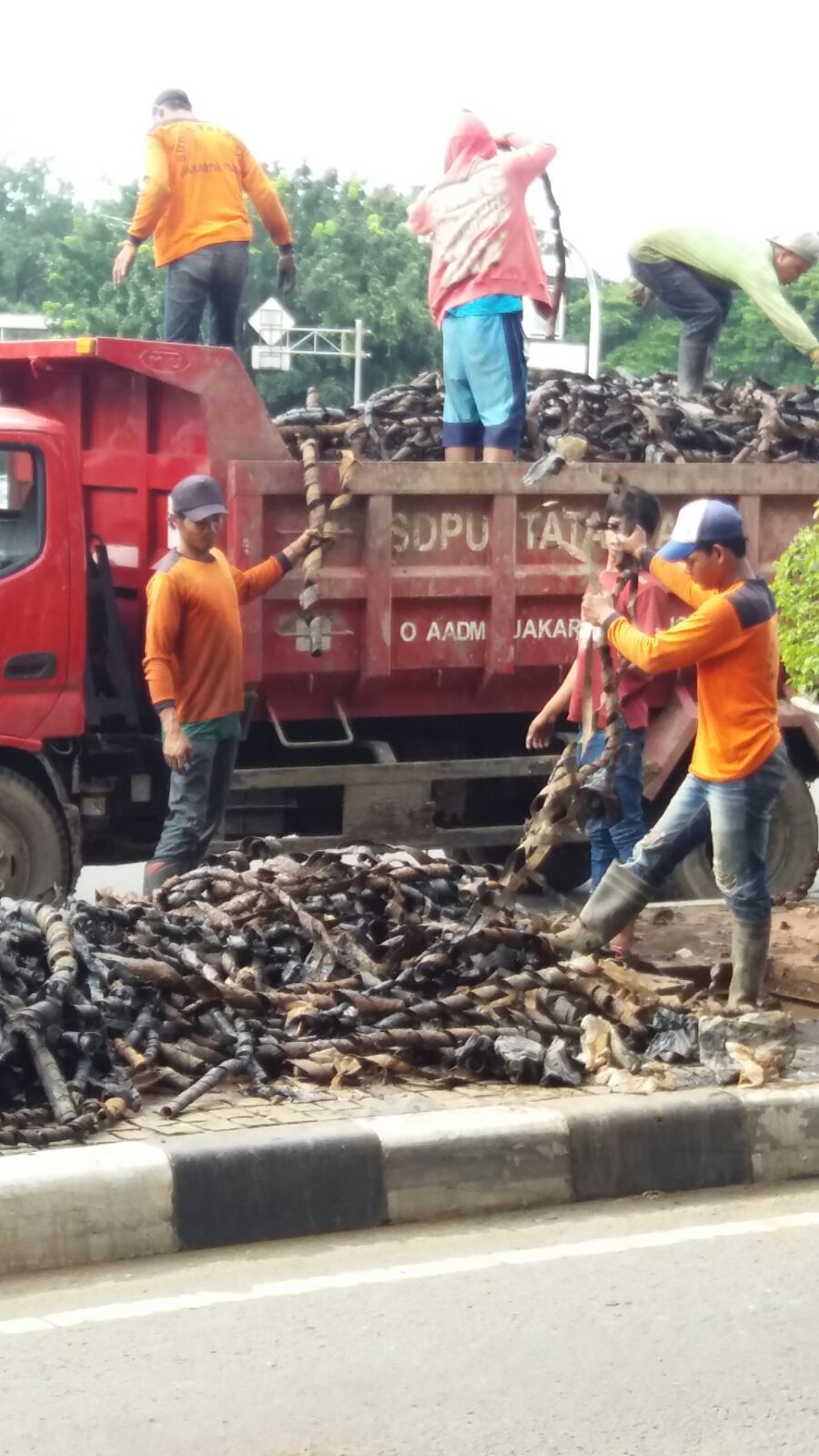 Begini Wujud Sampah Bungkus Kabel di Kedalaman Gorong-gorong