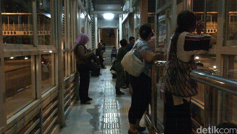 Tunggu Bus Transjakarta hingga 2 Jam, Penumpang Kesal dan Ngamuk