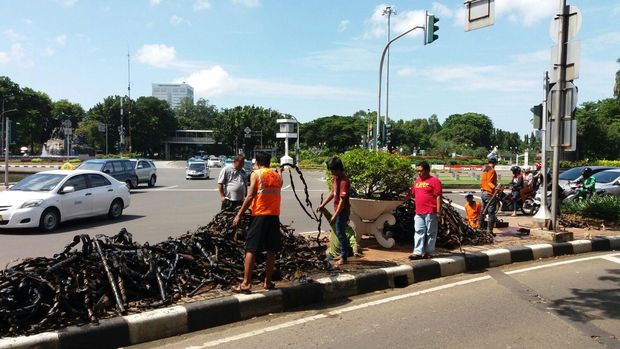 Begini Wujud Sampah Bungkus Kabel di Kedalaman Gorong-gorong