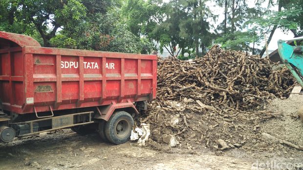 Begini Wujud Sampah Bungkus Kabel di Kedalaman Gorong-gorong