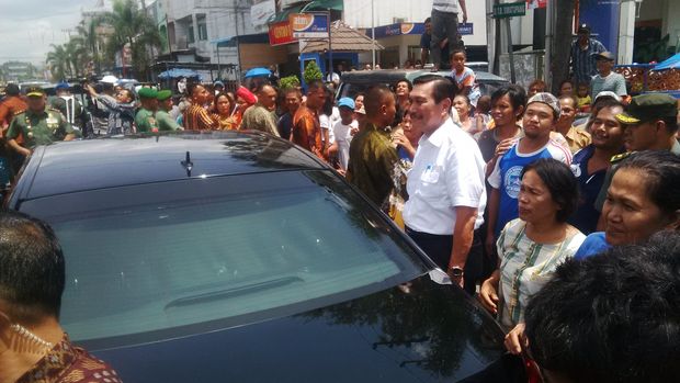 Iring-iringan Mobil Presiden Berhenti, Jokowi Turun Salami Warga Sumut