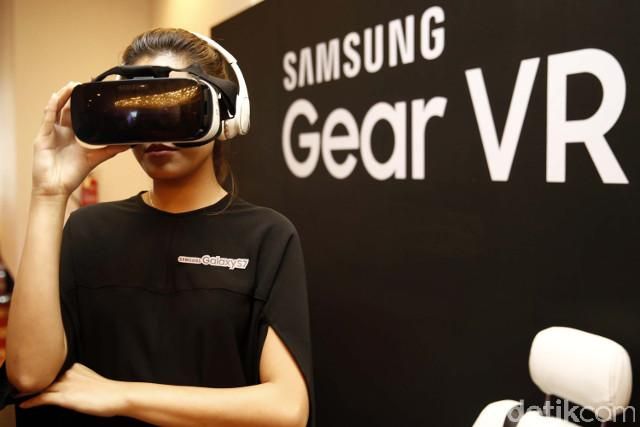 Pendiri Apple Terpesona Samsung Gear VR