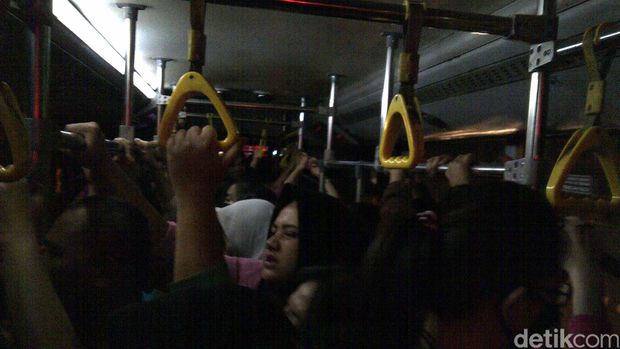 Tunggu Bus Transjakarta hingga 2 Jam, Penumpang Kesal dan Ngamuk