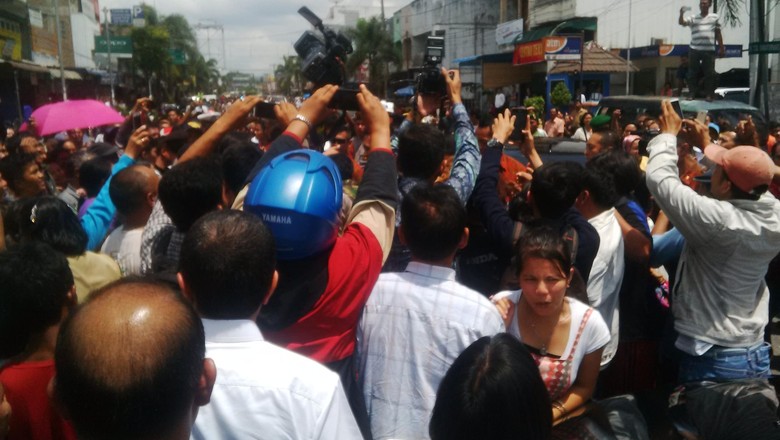 Iring-iringan Mobil Presiden Berhenti, Jokowi Turun Salami Warga Sumut