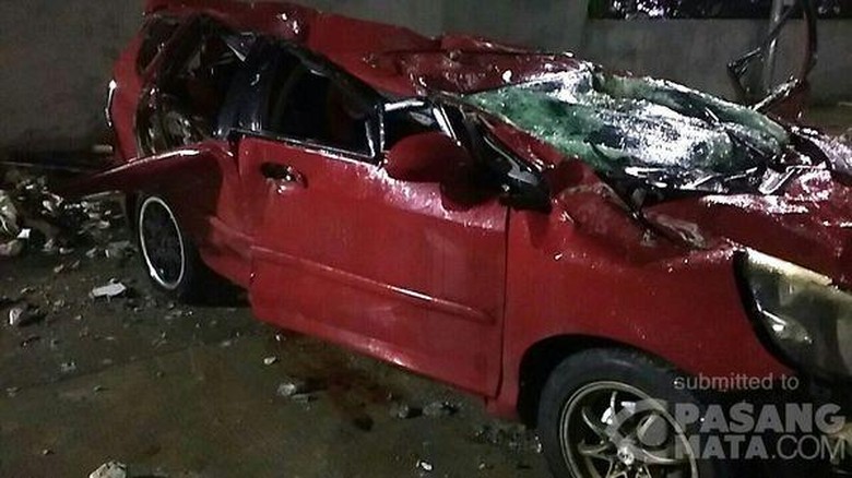 Usai Tabrak Tembok, Honda Jazz Terjun dari Ketinggian 9,8 Meter