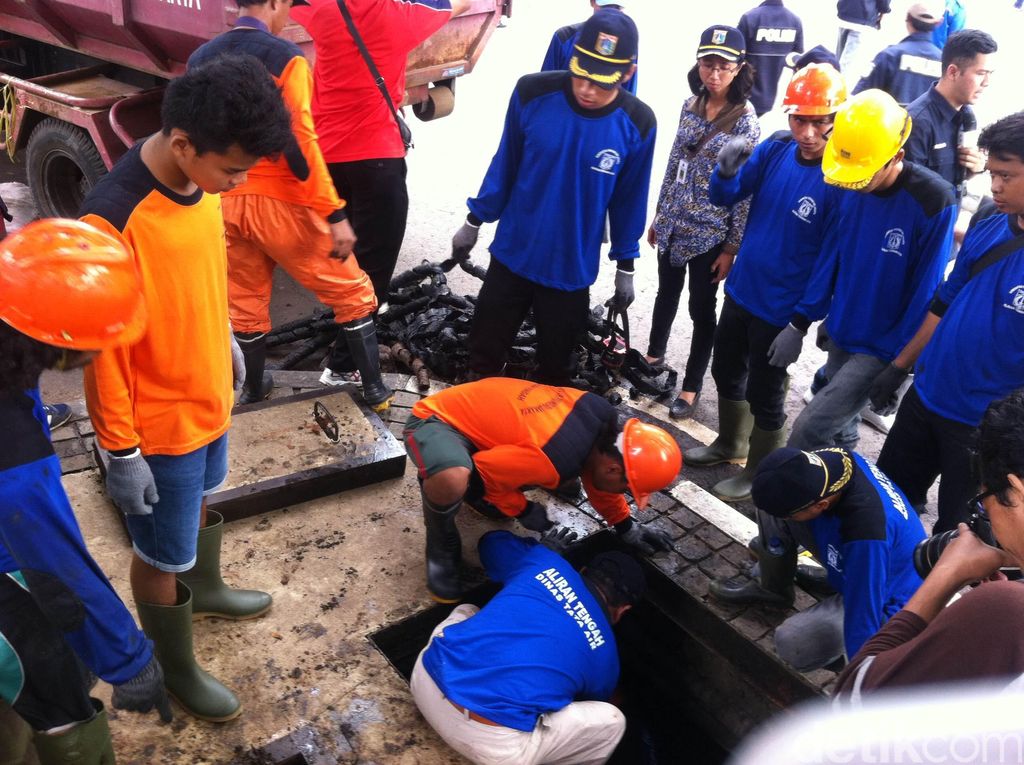Pasukan Biru Diterjunkan Lagi Bersihkan Got di Jl Merdeka Selatan