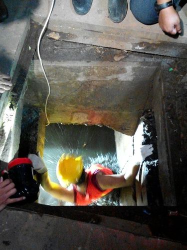 Masuk ke Gorong-gorong, Tim Krimsus Polda Temukan Head Lamp Hingga Linggis