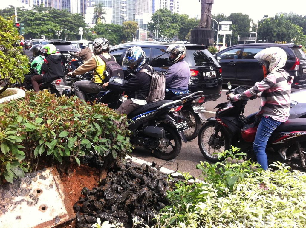 Pasukan Biru Diterjunkan Lagi Bersihkan Got di Jl Merdeka Selatan