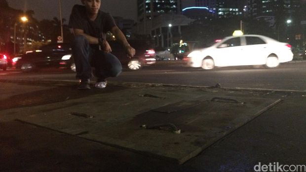 Masuk ke Gorong-gorong, Tim Krimsus Polda Temukan Head Lamp Hingga Linggis