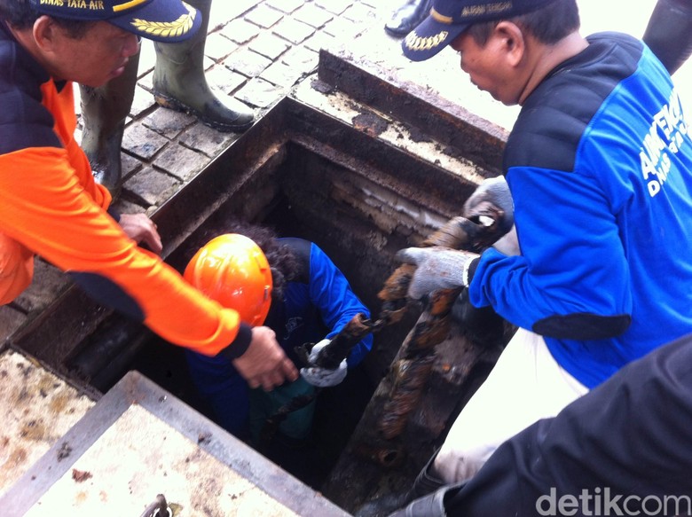 Pasukan Biru Diterjunkan Lagi Bersihkan Got di Jl Merdeka Selatan