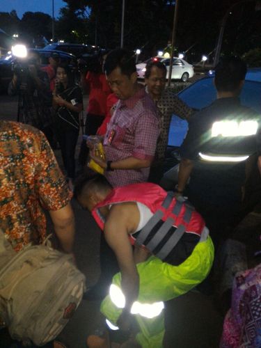 Masuk ke Gorong-gorong, Tim Krimsus Polda Temukan Head Lamp Hingga Linggis