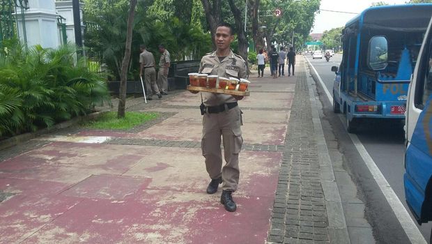 Pedagang Es Teh di Monas Pakai Air Got? Ini Hasil Investigasi Polisi