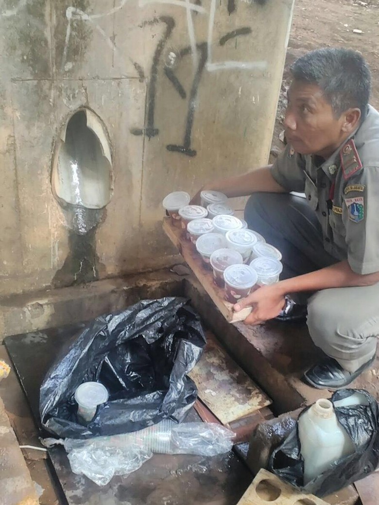 Pedagang Es Teh di Monas Pakai Air Got? Ini Hasil Investigasi Polisi