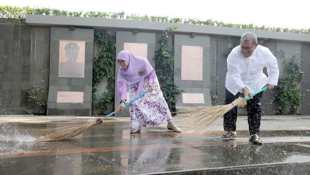 Soal Sampah di Cikapundung, Gubernur Aher Usul Buang Sampah ke Sungai Haram